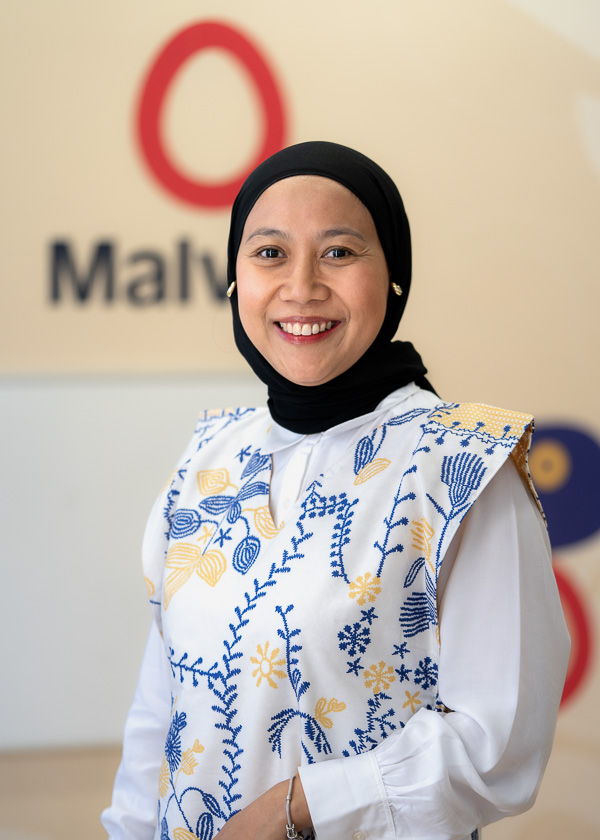 ayu Ayu, školní asistentka ze školky Malvína